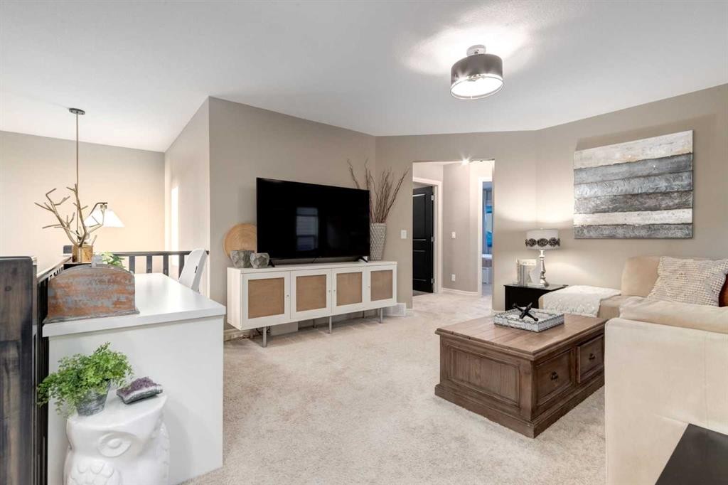 444 Evansglen Drive Nw, Calgary, AB - Indoor Photo Showing Living Room
