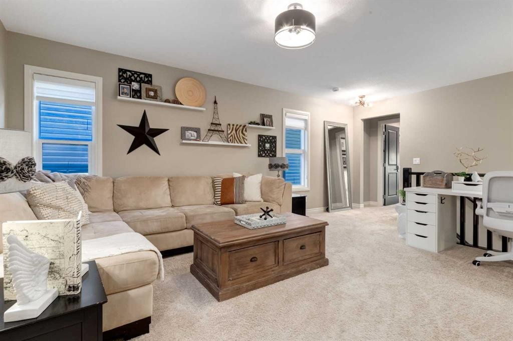 444 Evansglen Drive Nw, Calgary, AB - Indoor Photo Showing Living Room