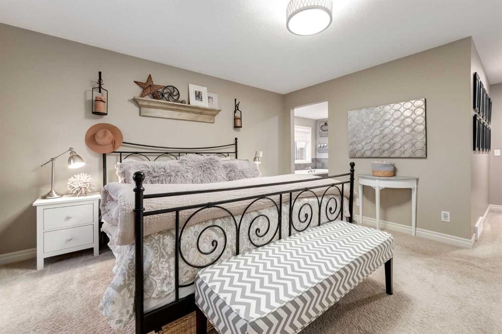 444 Evansglen Drive Nw, Calgary, AB - Indoor Photo Showing Bedroom