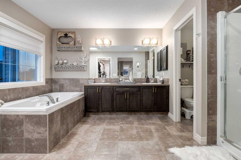444 Evansglen Drive Nw, Calgary, AB - Indoor Photo Showing Bathroom