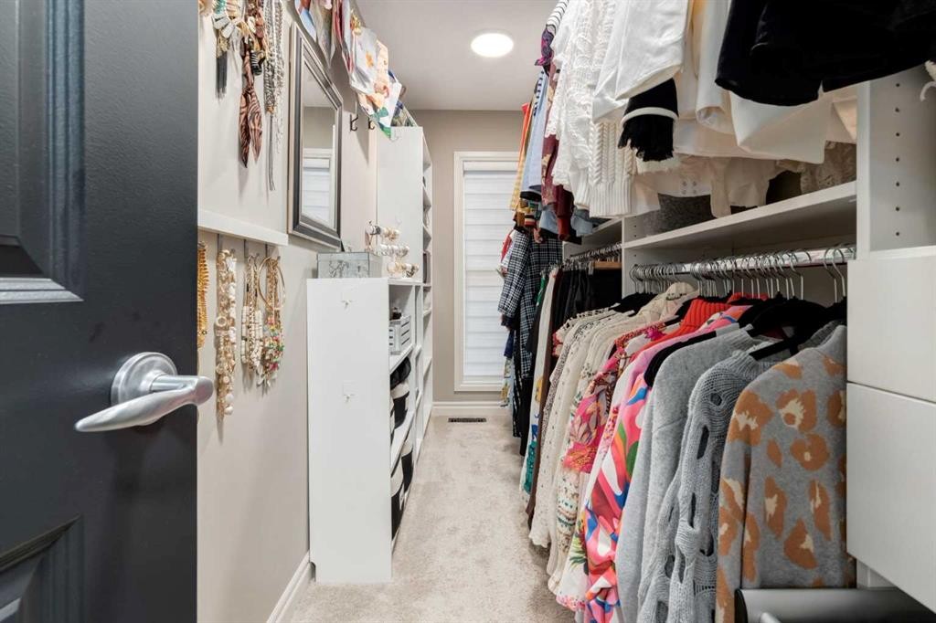 444 Evansglen Drive Nw, Calgary, AB - Indoor With Storage