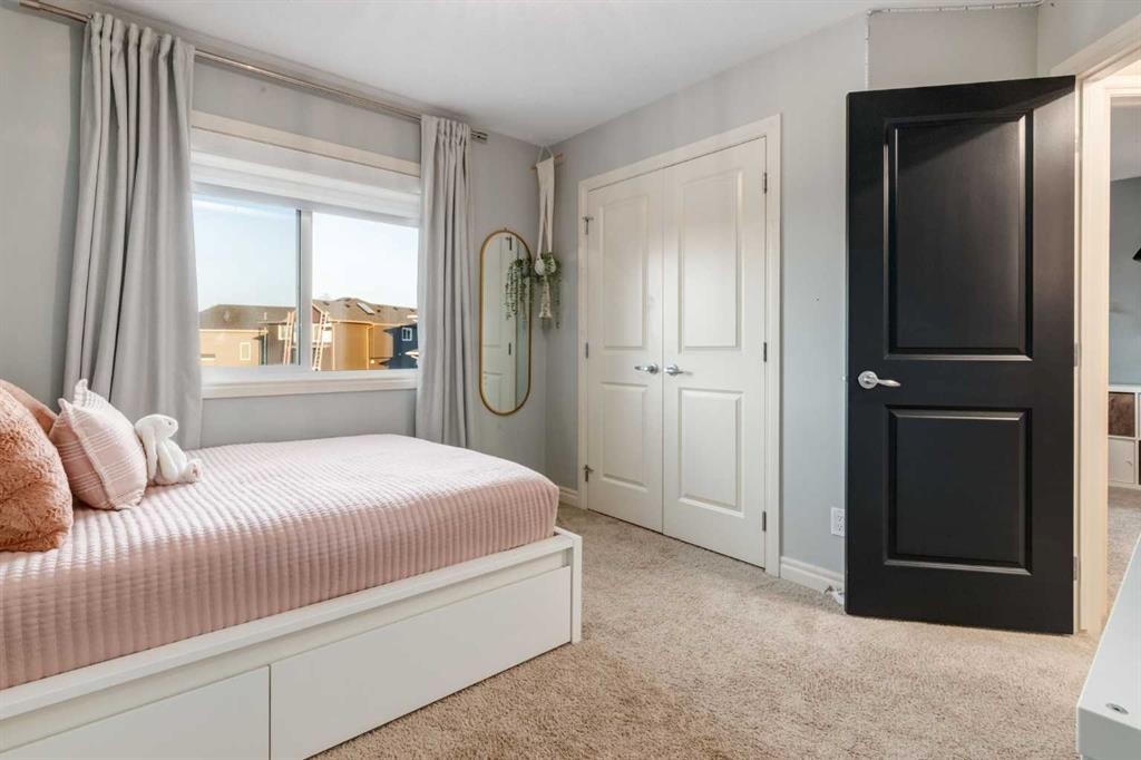 444 Evansglen Drive Nw, Calgary, AB - Indoor Photo Showing Bedroom