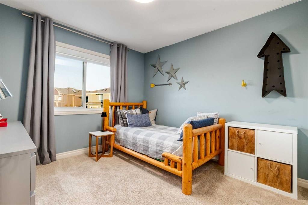 444 Evansglen Drive Nw, Calgary, AB - Indoor Photo Showing Bedroom