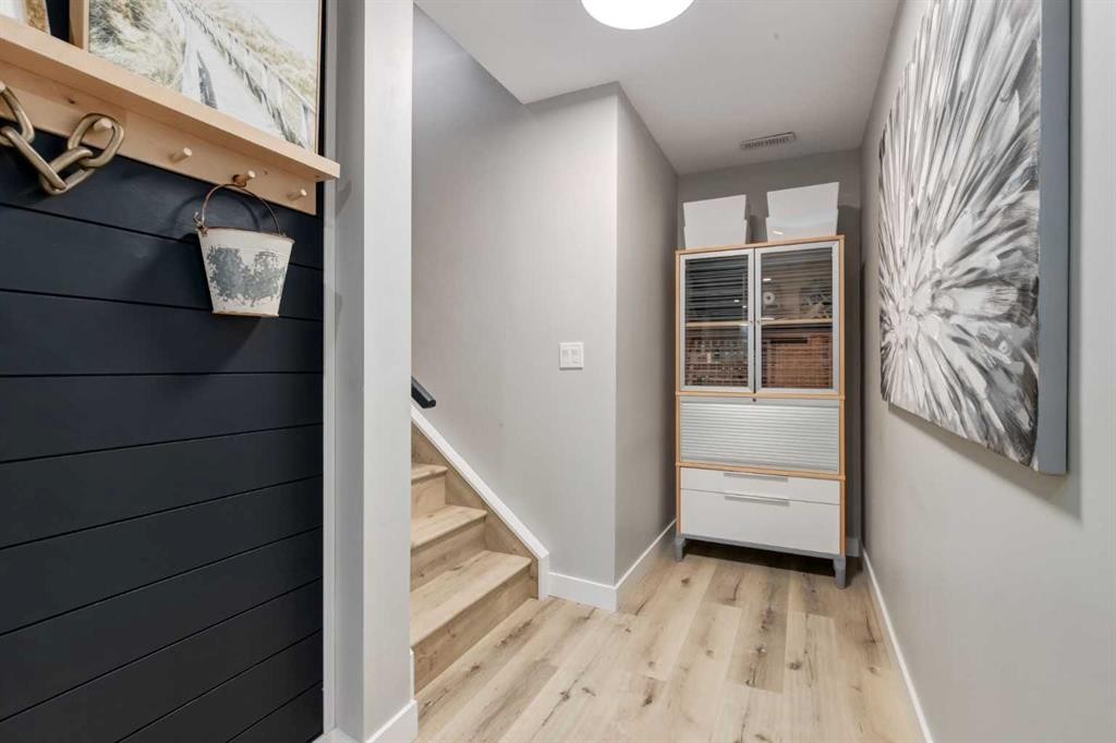 444 Evansglen Drive Nw, Calgary, AB - Indoor Photo Showing Other Room