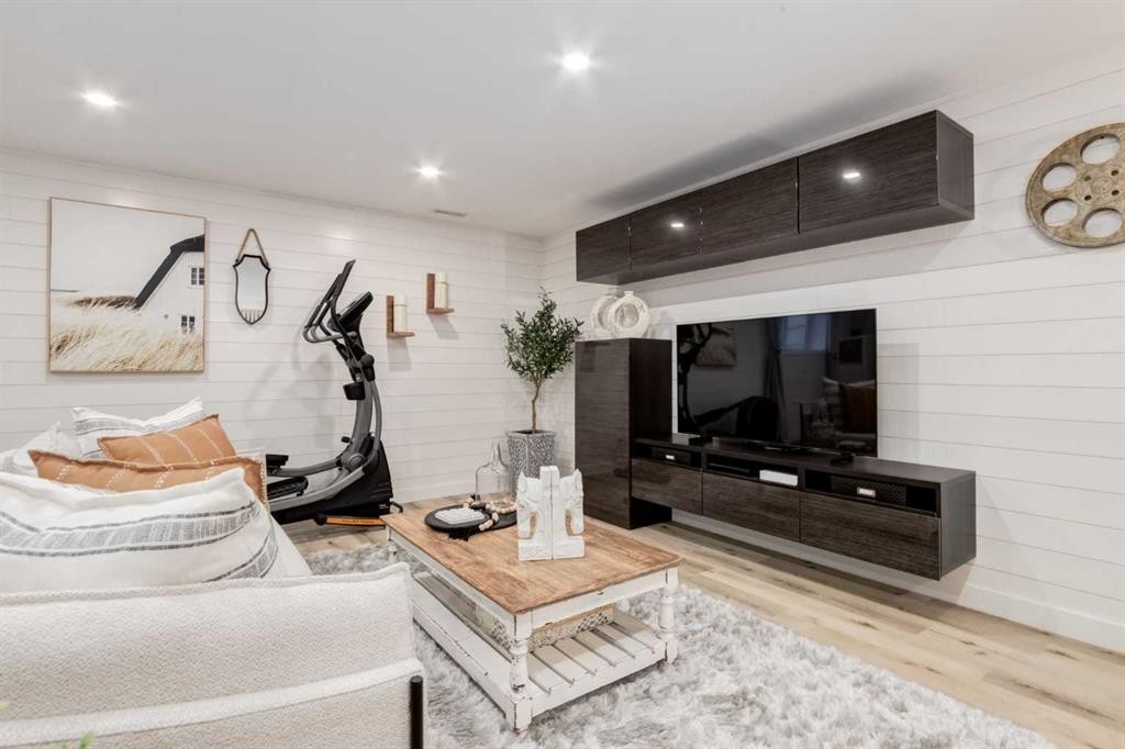 444 Evansglen Drive Nw, Calgary, AB - Indoor Photo Showing Living Room
