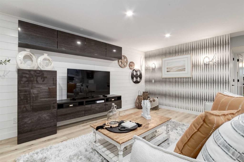 444 Evansglen Drive Nw, Calgary, AB - Indoor Photo Showing Living Room