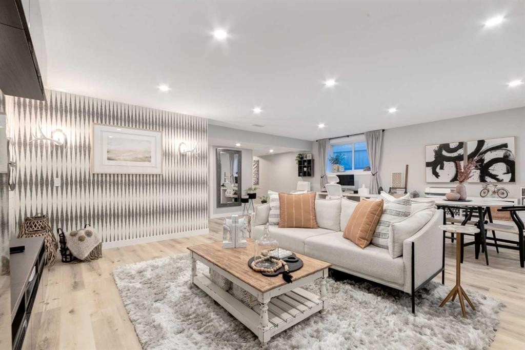 444 Evansglen Drive Nw, Calgary, AB - Indoor Photo Showing Living Room