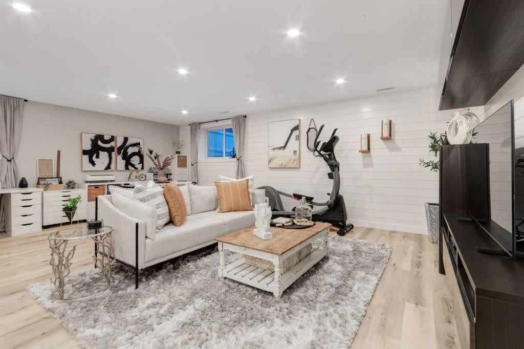 444 Evansglen Drive Nw, Calgary, AB - Indoor Photo Showing Living Room
