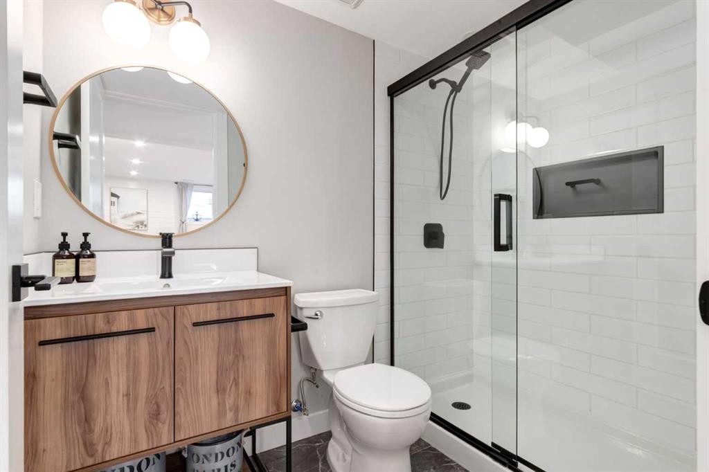 444 Evansglen Drive Nw, Calgary, AB - Indoor Photo Showing Bathroom