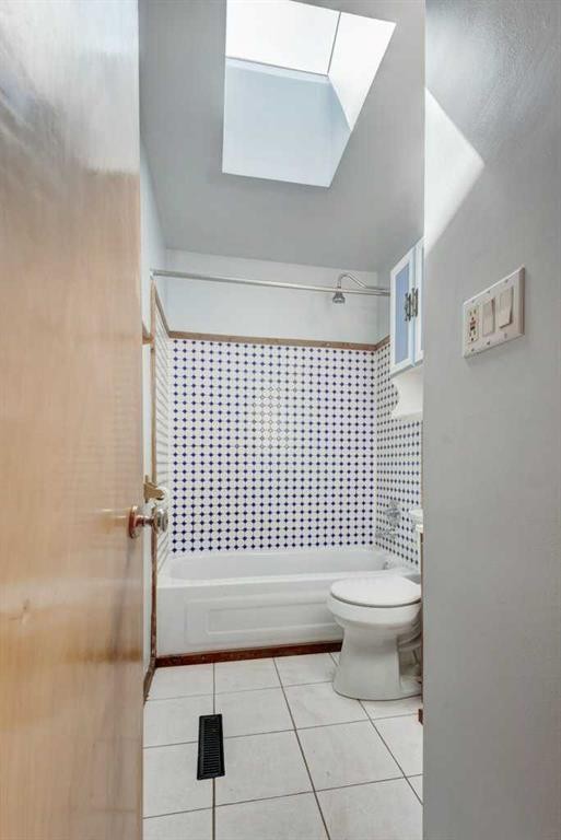 2056 Cottonwood Crescent Se, Calgary, AB - Indoor Photo Showing Bathroom