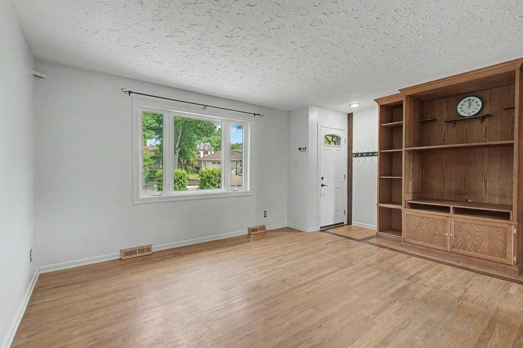 2056 Cottonwood Crescent Se, Calgary, AB - Indoor Photo Showing Other Room