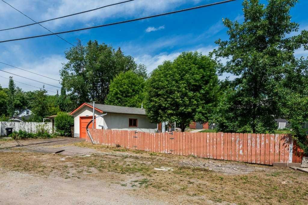 2056 Cottonwood Crescent Se, Calgary, AB - Outdoor