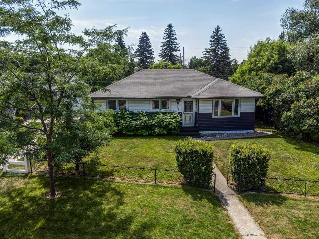 2056 Cottonwood Crescent Se, Calgary, AB - Outdoor