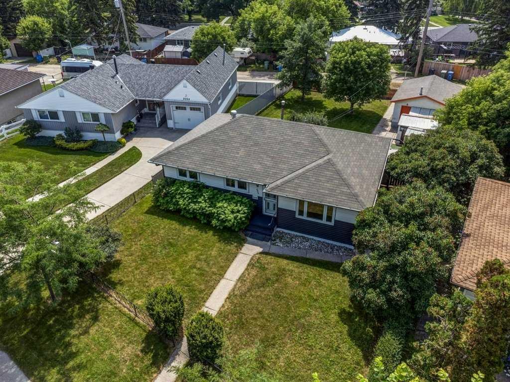 2056 Cottonwood Crescent Se, Calgary, AB - Outdoor