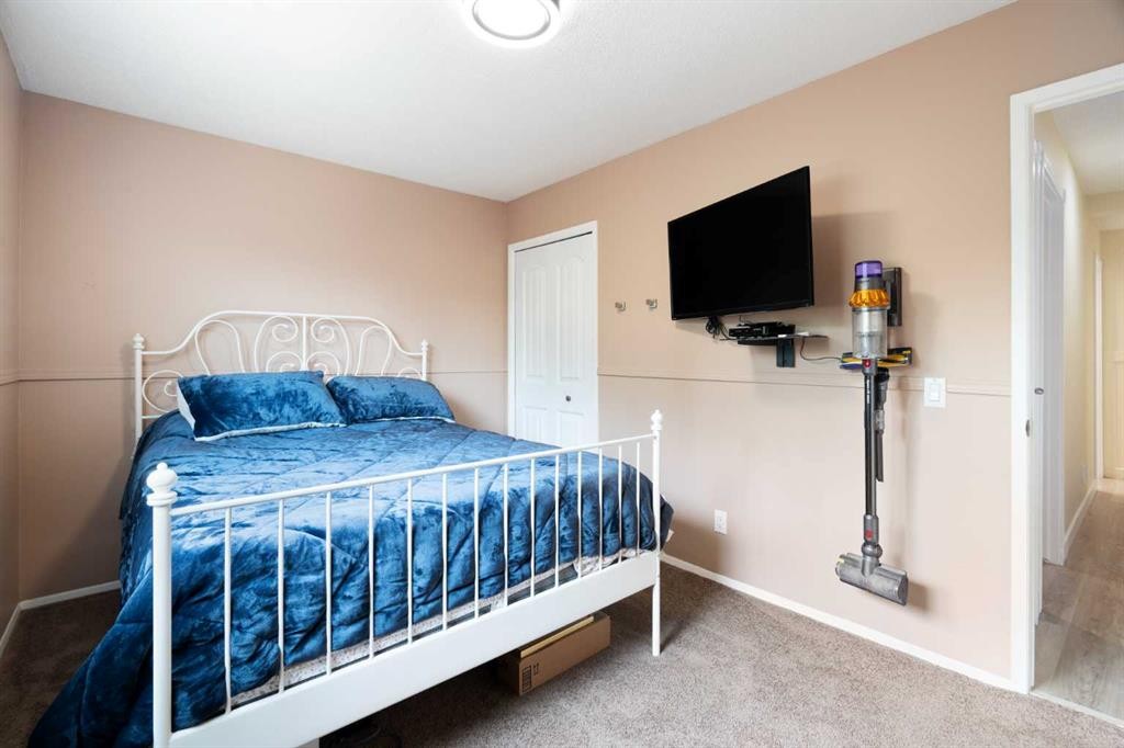 48 Deermont Way Se, Calgary, AB - Indoor Photo Showing Bedroom