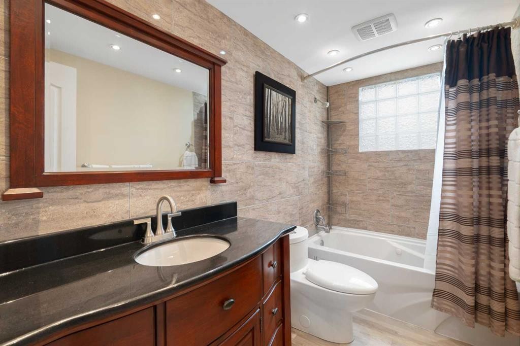 48 Deermont Way Se, Calgary, AB - Indoor Photo Showing Bathroom