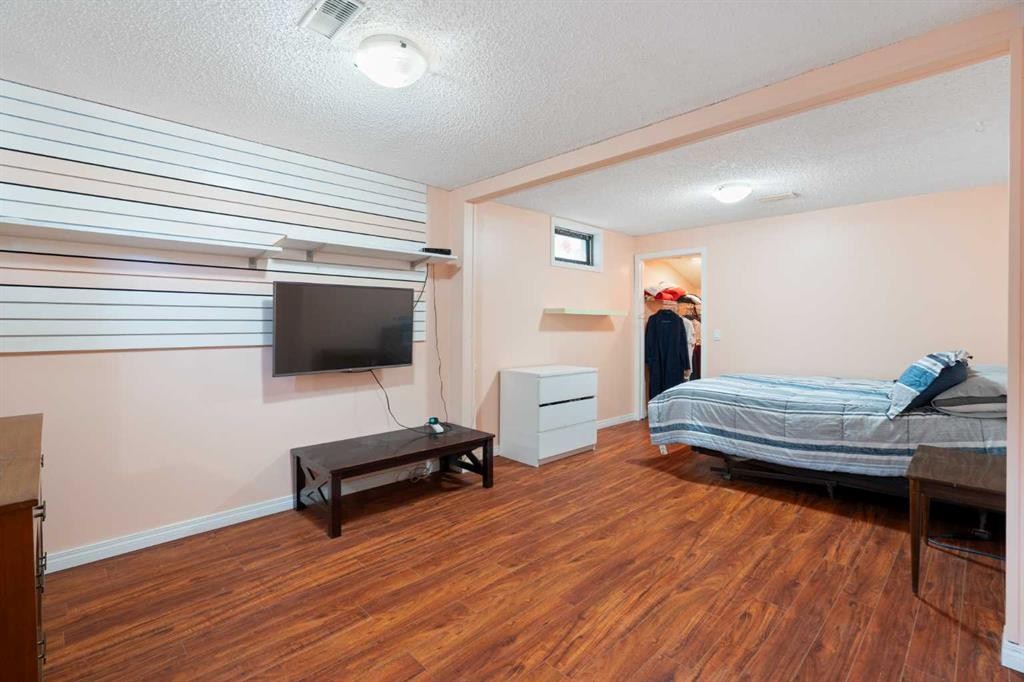 48 Deermont Way Se, Calgary, AB - Indoor Photo Showing Bedroom