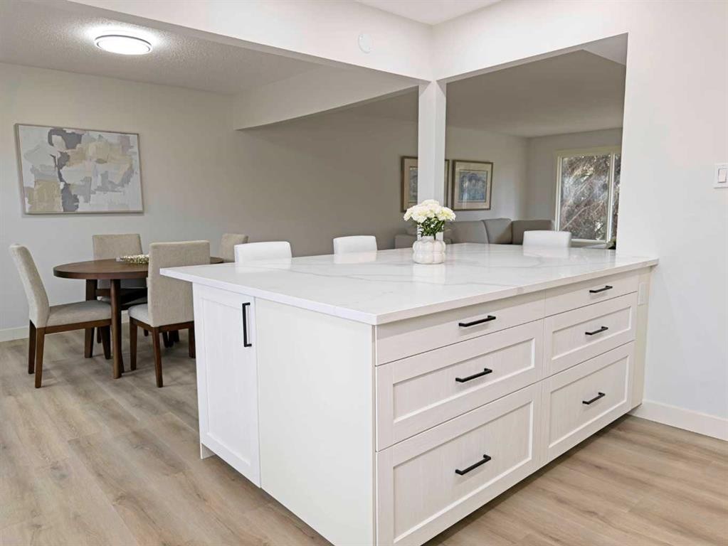 7032 78 Street Nw, Calgary, AB - Indoor
