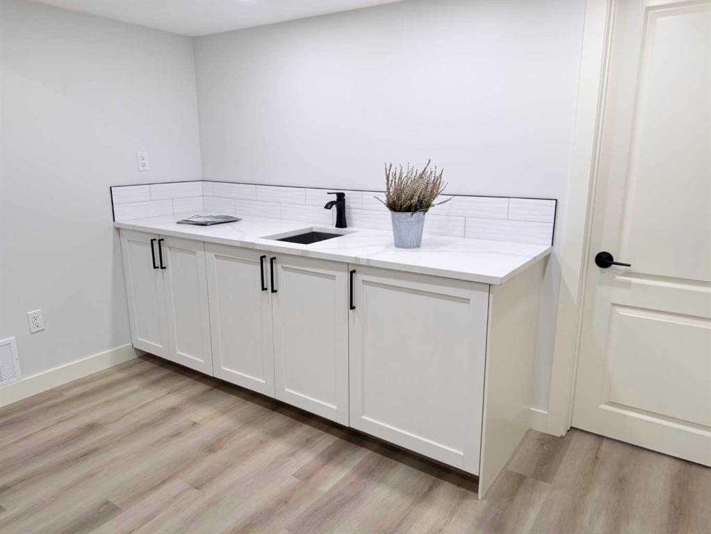 7032 78 Street Nw, Calgary, AB - Indoor Photo Showing Other Room