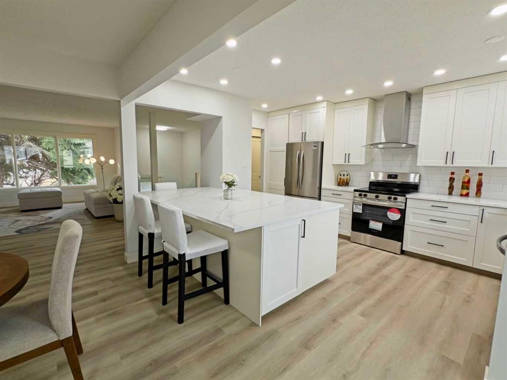 7032 78 Street Nw, Calgary, AB - Indoor Photo Showing Kitchen With Upgraded Kitchen