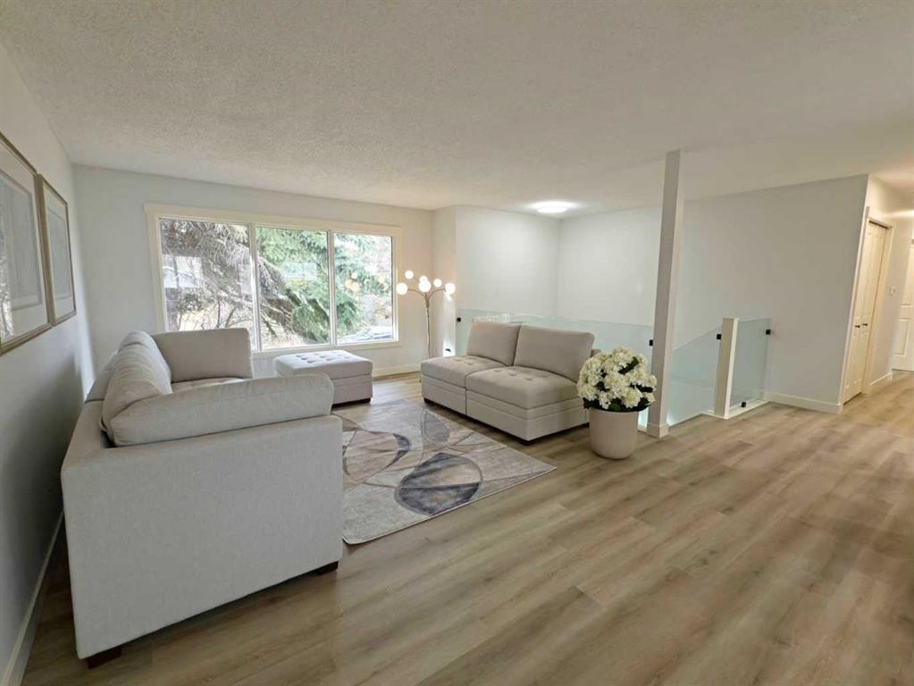 7032 78 Street Nw, Calgary, AB - Indoor Photo Showing Living Room