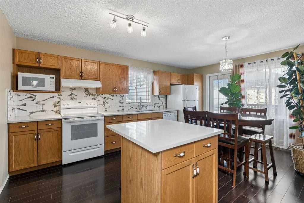 100 Applemont Close Se, Calgary, AB - Indoor Photo Showing Kitchen