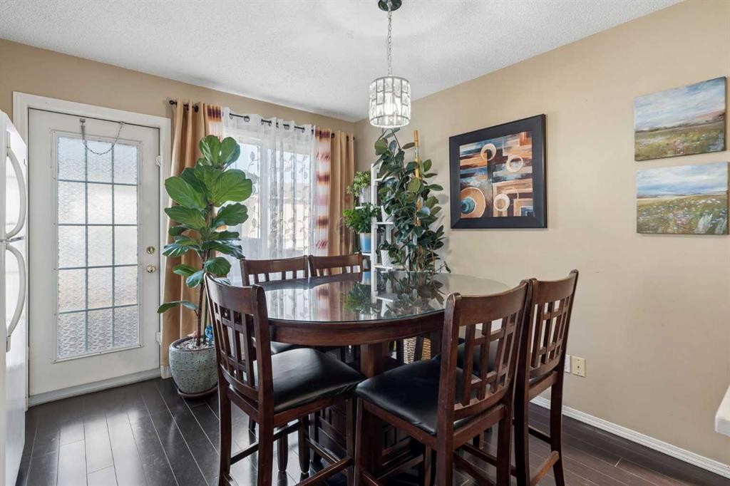 100 Applemont Close Se, Calgary, AB - Indoor Photo Showing Dining Room