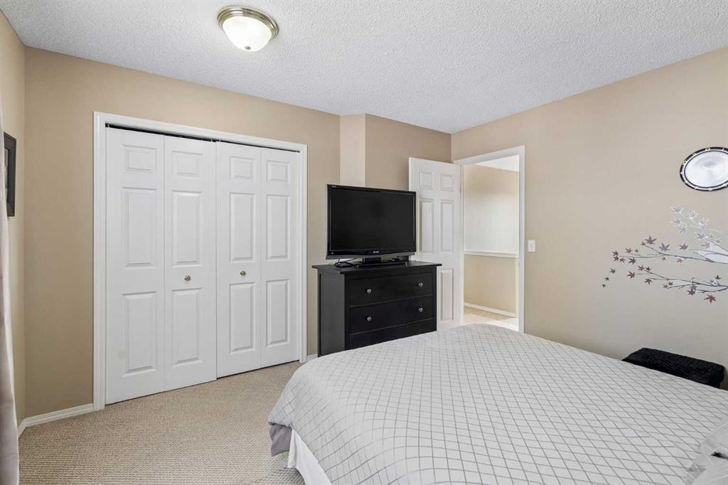 100 Applemont Close Se, Calgary, AB - Indoor Photo Showing Bedroom