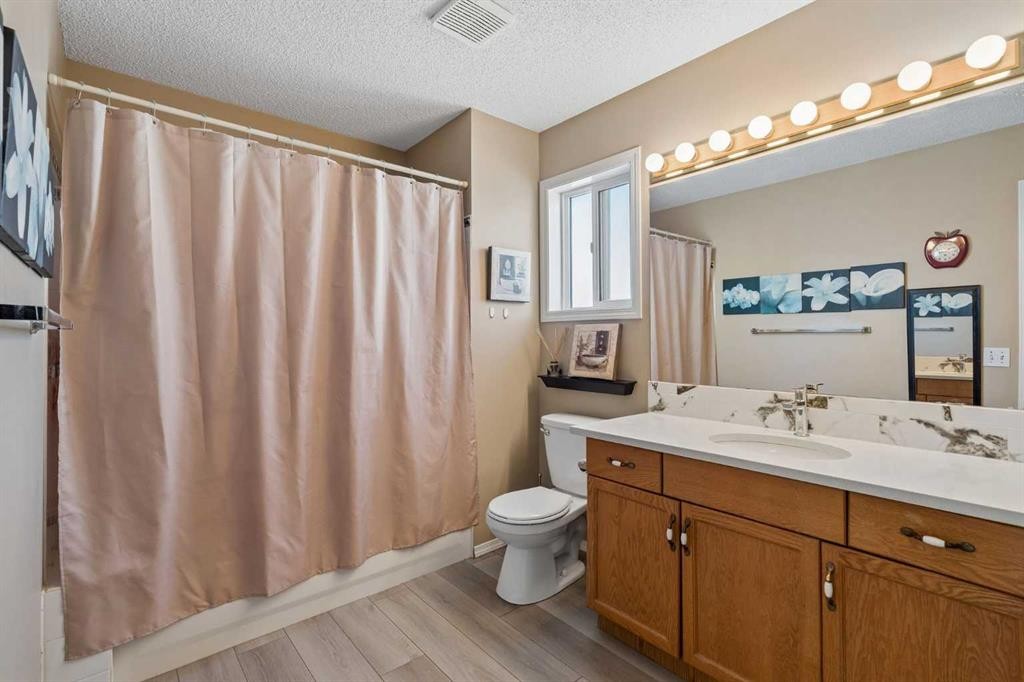 100 Applemont Close Se, Calgary, AB - Indoor Photo Showing Bathroom