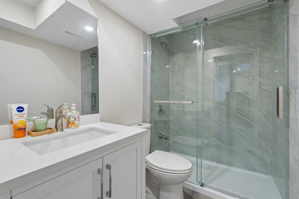 100 Applemont Close Se, Calgary, AB - Indoor Photo Showing Bathroom