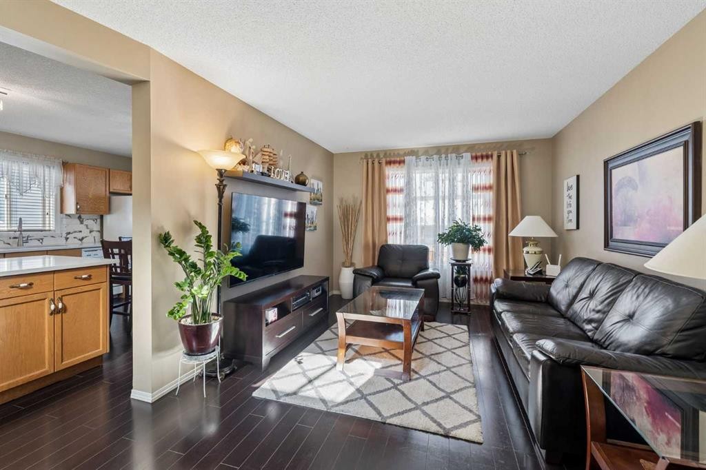 100 Applemont Close Se, Calgary, AB - Indoor Photo Showing Living Room