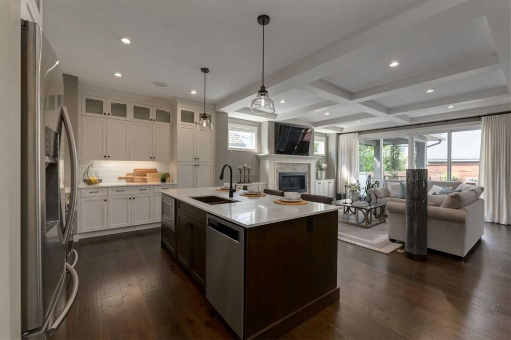 428 21 Avenue Ne, Calgary, AB - Indoor Photo Showing Kitchen With Upgraded Kitchen