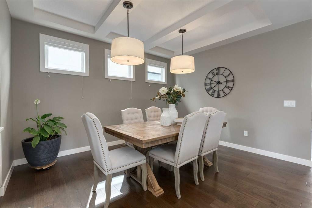 428 21 Avenue Ne, Calgary, AB - Indoor Photo Showing Dining Room