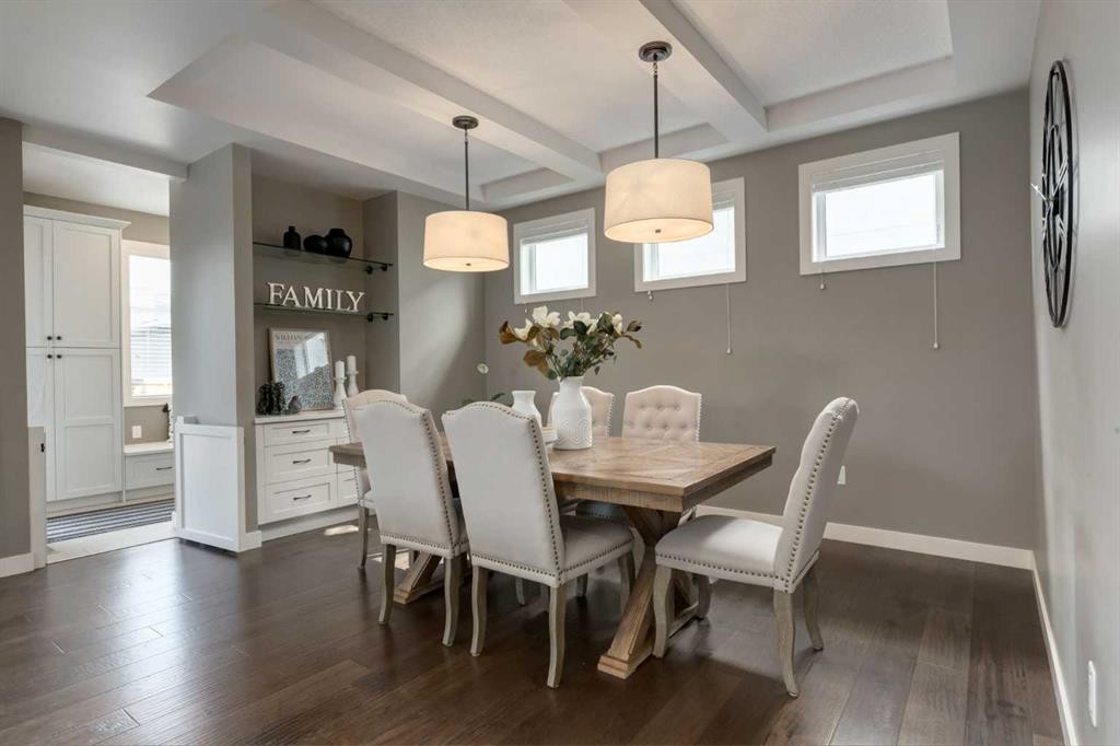 428 21 Avenue Ne, Calgary, AB - Indoor Photo Showing Dining Room