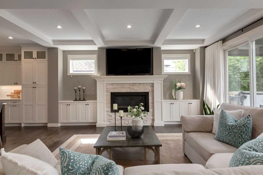 428 21 Avenue Ne, Calgary, AB - Indoor Photo Showing Living Room With Fireplace