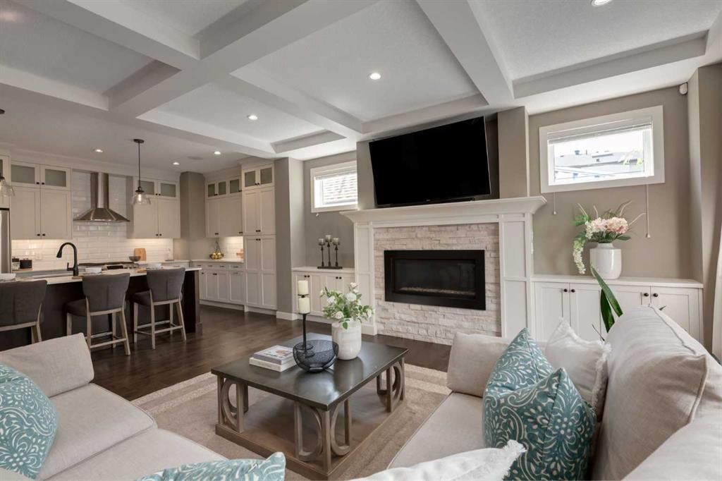 428 21 Avenue Ne, Calgary, AB - Indoor Photo Showing Living Room With Fireplace