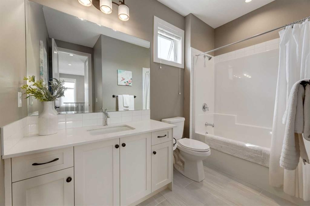 428 21 Avenue Ne, Calgary, AB - Indoor Photo Showing Bathroom