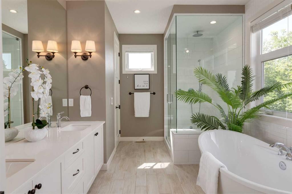 428 21 Avenue Ne, Calgary, AB - Indoor Photo Showing Bathroom