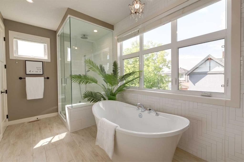 428 21 Avenue Ne, Calgary, AB - Indoor Photo Showing Bathroom