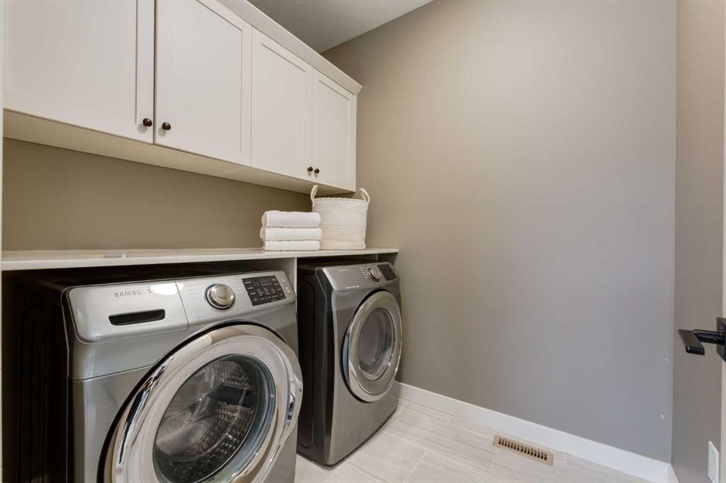 428 21 Avenue Ne, Calgary, AB - Indoor Photo Showing Laundry Room
