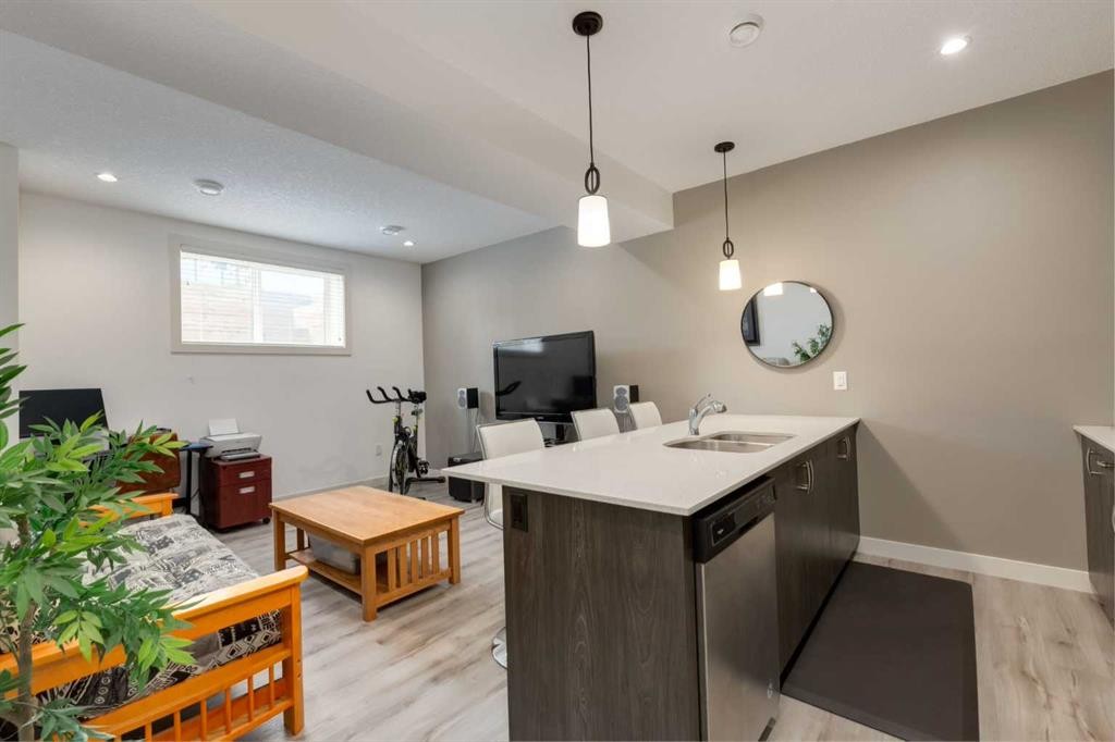 428 21 Avenue Ne, Calgary, AB - Indoor
