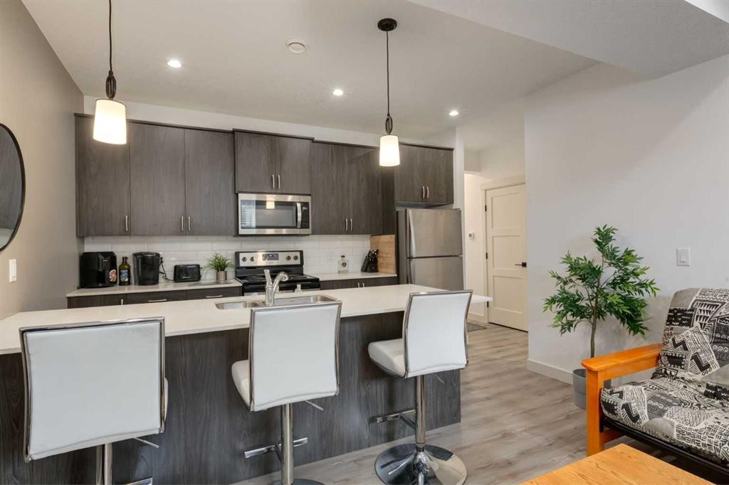 428 21 Avenue Ne, Calgary, AB - Indoor Photo Showing Kitchen With Upgraded Kitchen