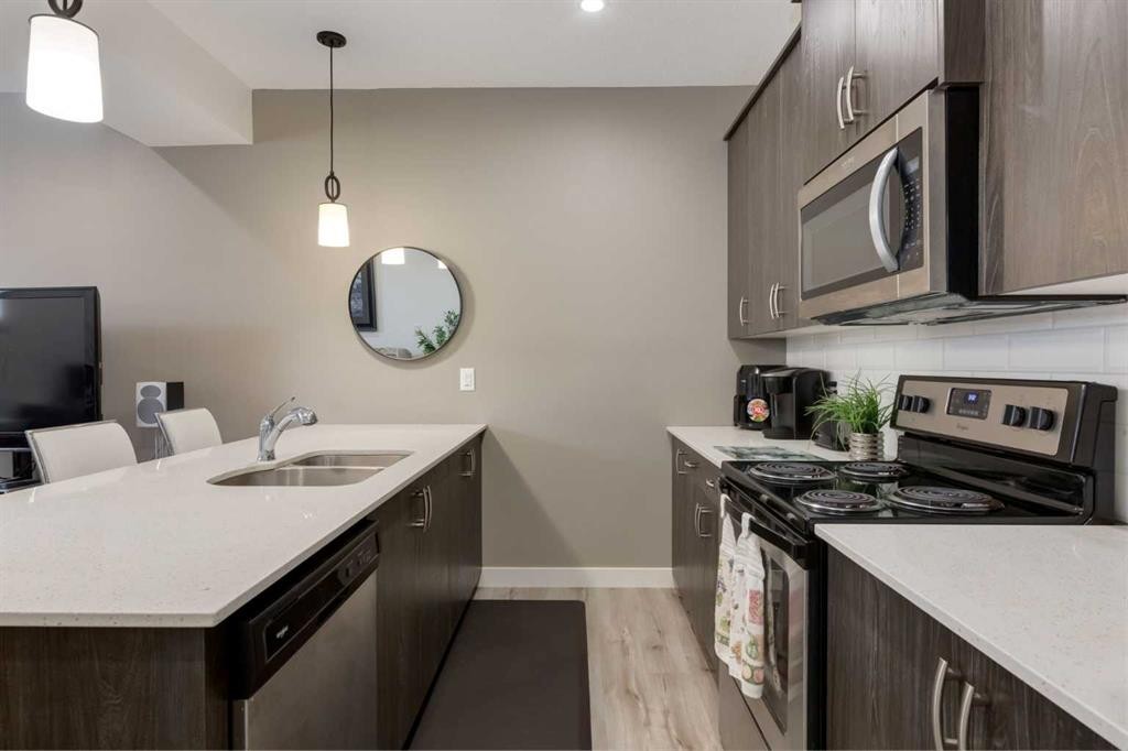 428 21 Avenue Ne, Calgary, AB - Indoor Photo Showing Kitchen With Double Sink