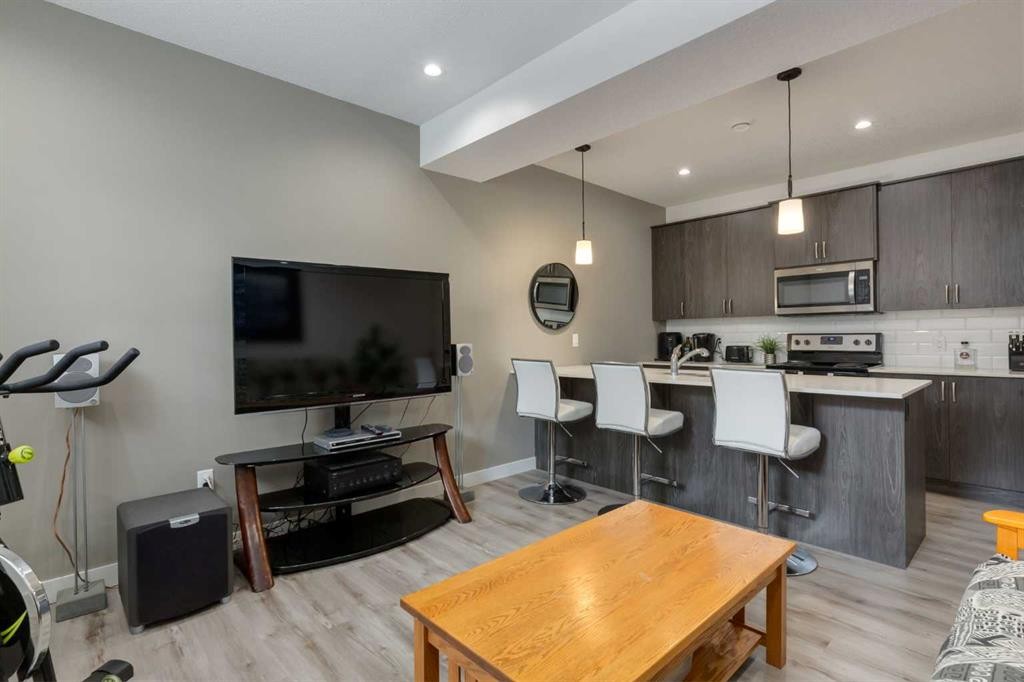 428 21 Avenue Ne, Calgary, AB - Indoor Photo Showing Other Room