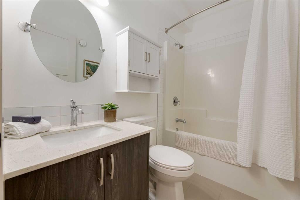 428 21 Avenue Ne, Calgary, AB - Indoor Photo Showing Bathroom