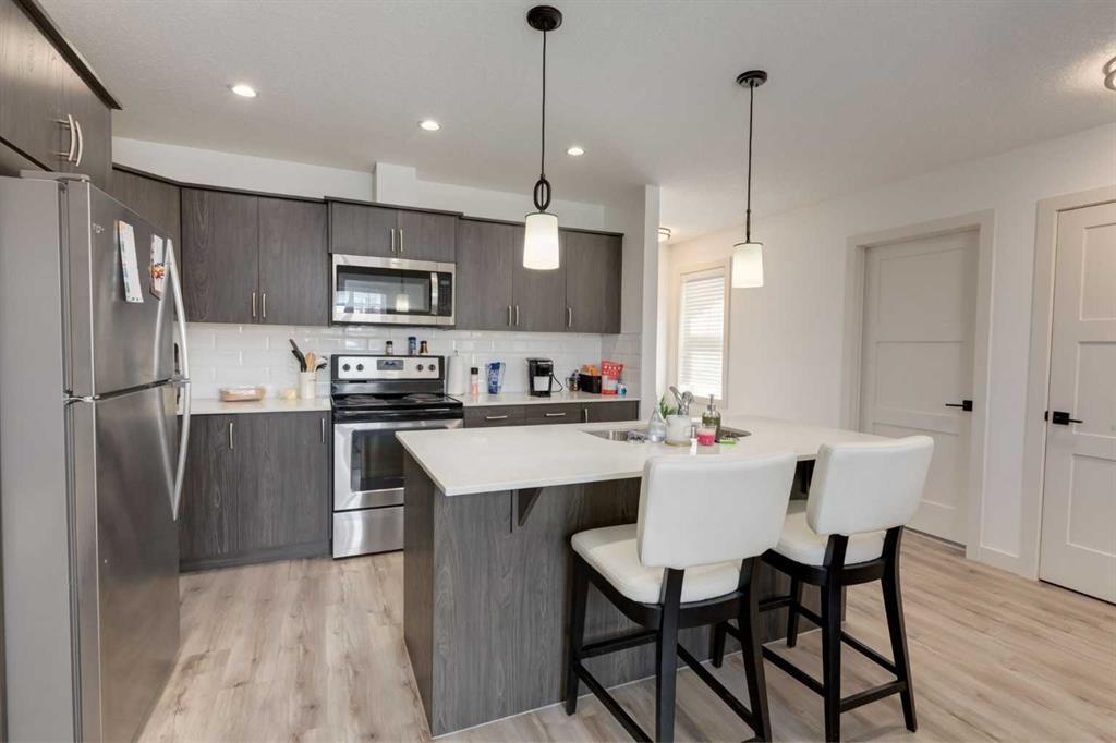 428 21 Avenue Ne, Calgary, AB - Indoor Photo Showing Kitchen With Upgraded Kitchen