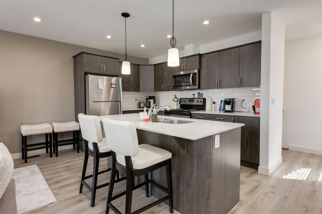 428 21 Avenue Ne, Calgary, AB - Indoor Photo Showing Kitchen With Upgraded Kitchen