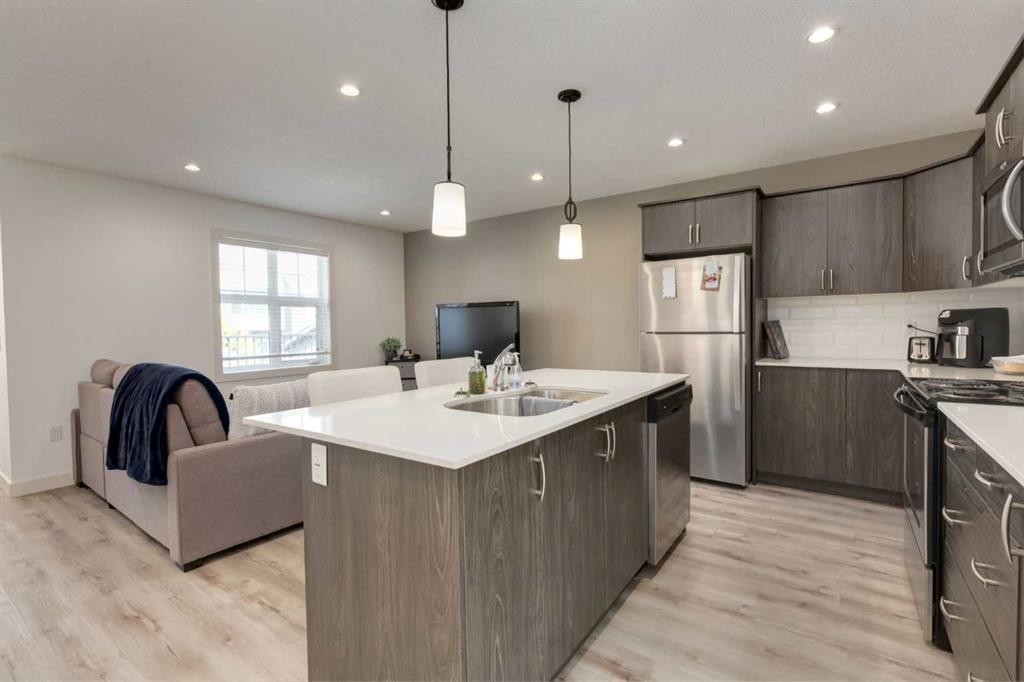 428 21 Avenue Ne, Calgary, AB - Indoor Photo Showing Kitchen With Double Sink With Upgraded Kitchen
