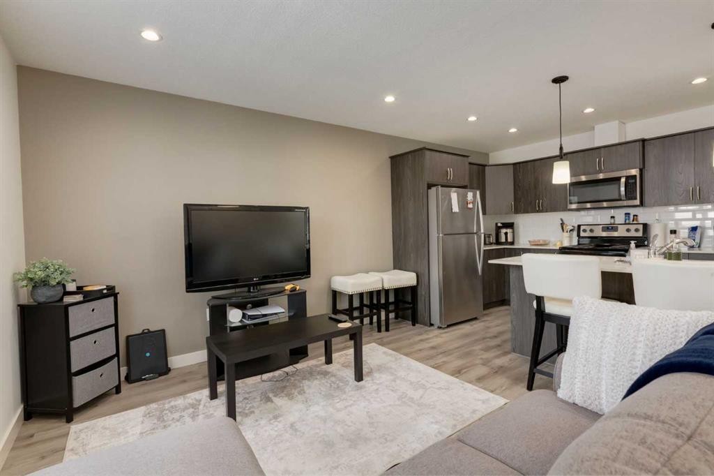 428 21 Avenue Ne, Calgary, AB - Indoor Photo Showing Kitchen With Upgraded Kitchen