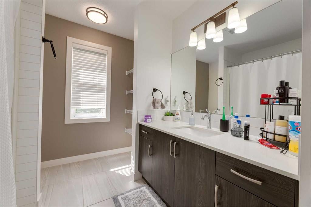 428 21 Avenue Ne, Calgary, AB - Indoor Photo Showing Bathroom